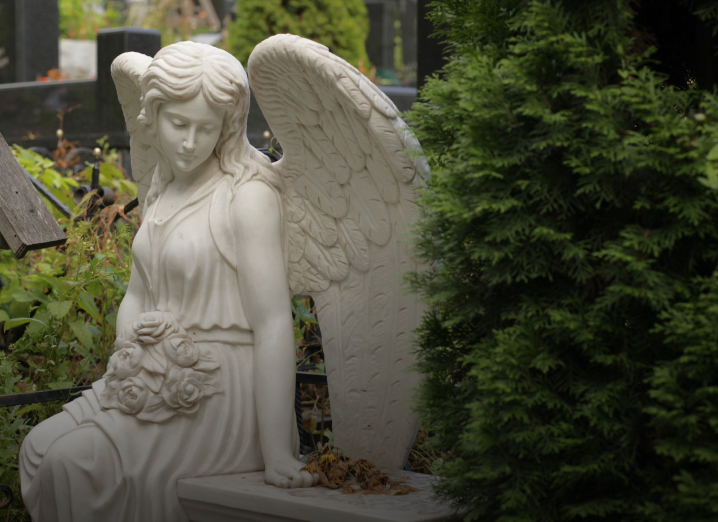 Памятники и надгробия